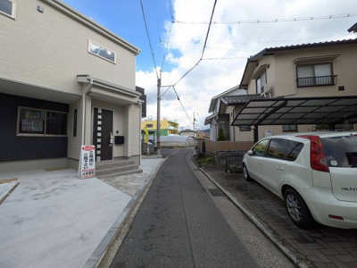 【前面道路含む現地写真】 | 【川内2丁目】LDK20帖＆小屋裏収納付きオール電化住宅