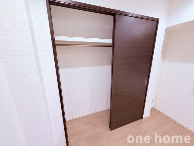 ライオンズマンション新大阪第3の収納|◆約4.5帖洋室 収納です！ハンガーパイプ×枕棚付き！
◆全居室にクローゼット完備！収納家具を最低限に住空間を有効活用できます！