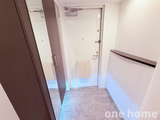 ライオンズマンション新大阪第3の玄関|◆玄関にはニッチがあり、お気に入りのインテリアを飾ったりとお好みに応じて活用できます！
◆大きな姿見があり、お出かけ前の身支度チェックはバッチリです！