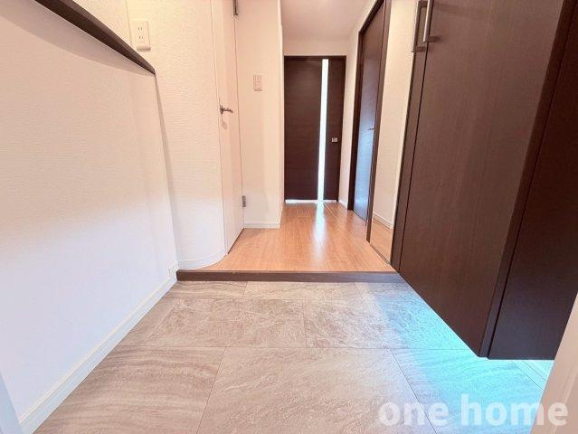 ライオンズマンション新大阪第3の玄関|◆玄関にはフロートタイプの大容量シューズボックス完備！普段使いの靴を下部に置いていただけます！
◆段差の小さい足運びがスムーズな玄関です！