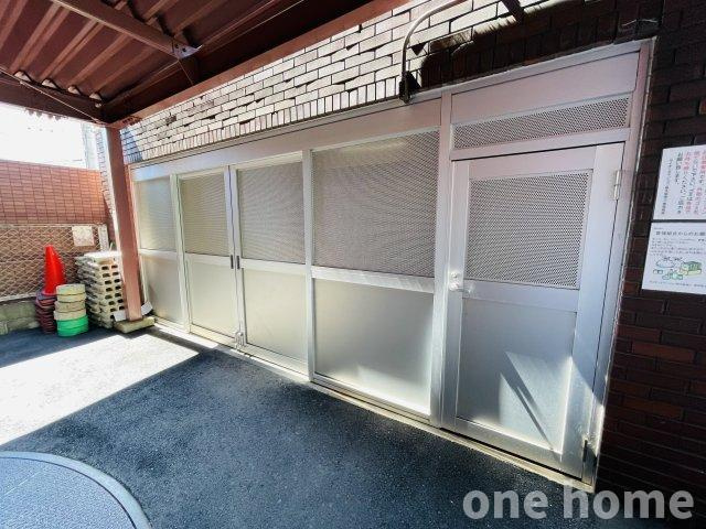 ライオンズマンション新大阪第3のその他共用部分|◆マンション敷地内にゴミステーションがございます！
◆中々売りに出ない上層階・南向き・2LDKタイプのお部屋です！ 是非、ご内覧ください！