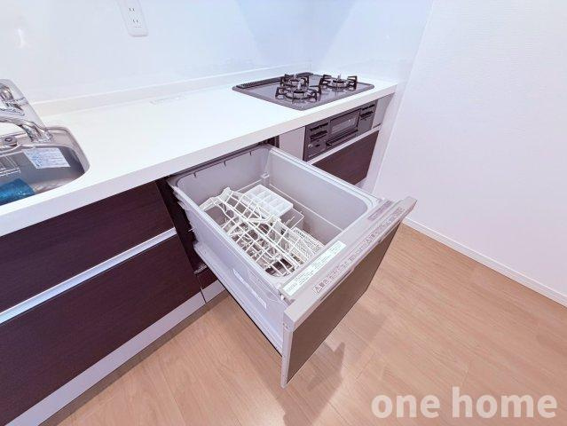 ライオンズマンション新大阪第3の設備|◆時短が叶う♪食器洗浄乾燥機 完備です！ビルトインタイプで作業スペースを圧迫せず、使い勝手良好です！