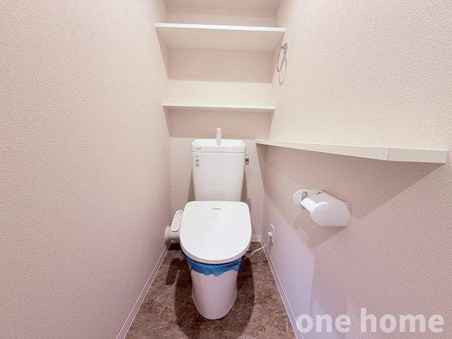 ライオンズマンション新大阪第3のトイレ|◆温水洗浄便座付きトイレです！背面には棚があり、トイレットペーパーなどを収納できます！
◆サイドにも小さな棚があり、お好みのインテリアなど小物が置けて便利ですね！