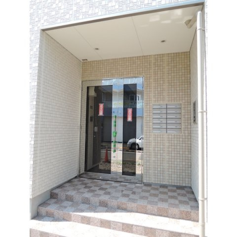 八幡金産業BLDGのエントランス