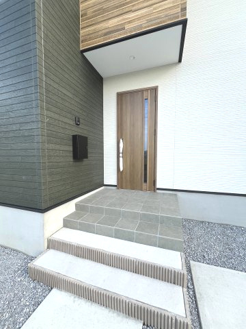 【玄関】 | 福岡市南区鶴田4丁目6期　2号棟（全2棟）【仲介手数料無料・0円】 | 施工例。施工例は完成時と異なる場合があります。