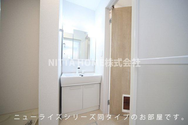 コンコルディア　柏原の洗面所|【イメージ写真】洗髪洗面化粧台に室内洗濯機置場が付いています＊