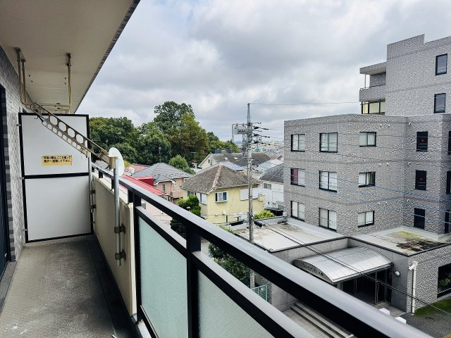 グレンモアスワＢ館のバルコニー|～南向きの4階住戸につき陽当たり良好、洗濯物がよく乾きそうです～