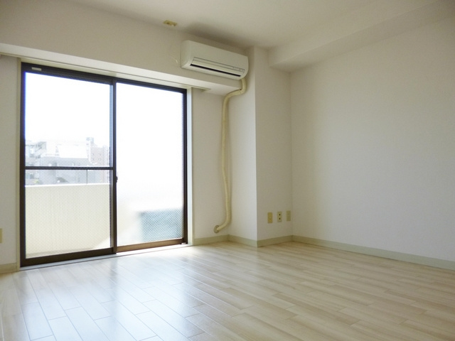 シャロン神谷陸橋の居間・リビング|窓からは光が入ってきて明るい洋室です