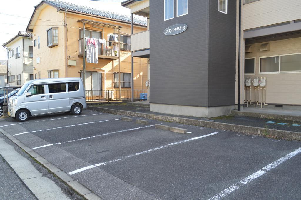 グランシャリオBの駐車場