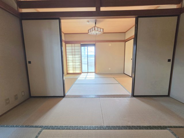 ライオンズマンション千秋公園の和室|二間続きの和室で、開放感のある広々とした空間♪ 来客時のおもてなしや、ご家族のくつろぎスペースなど、多目的に活用できます。