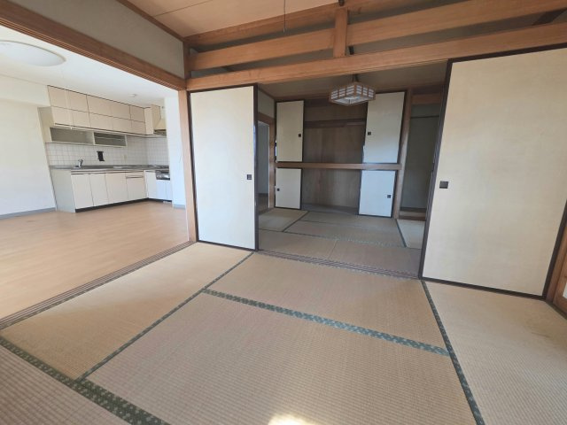 ライオンズマンション千秋公園の和室|二間続きの和室で、開放感のある広々とした空間♪ 来客時のおもてなしや、ご家族のくつろぎスペースなど、多目的に活用できます。