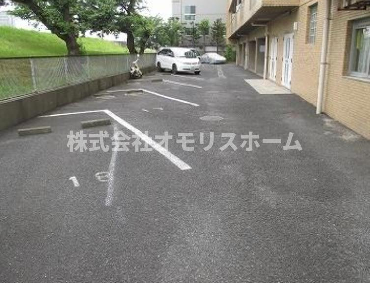 多摩リバビューマンションの駐車場