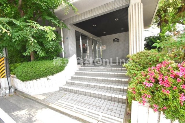 東大阪市吉田本町３丁目の賃貸マンションのエントランス