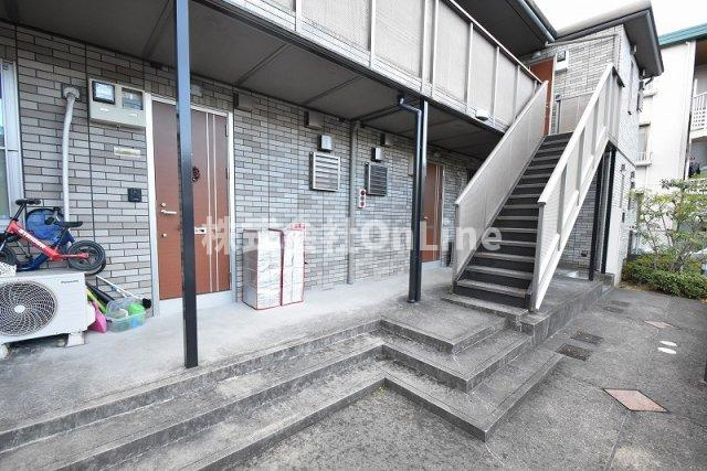東大阪市西岩田１丁目のアパートのエントランス