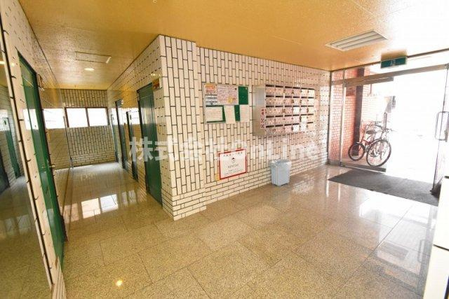 東大阪市菱屋西４丁目の賃貸マンションのエントランス
