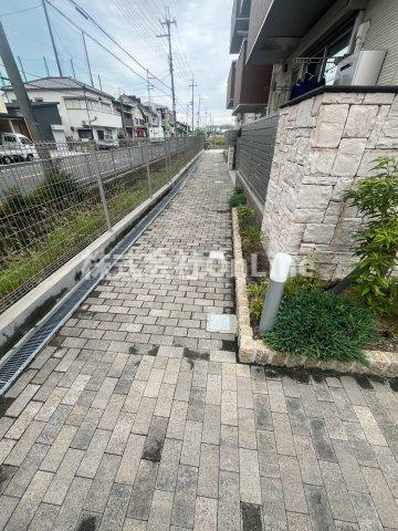 東大阪市東鴻池町１丁目のアパートのエントランス