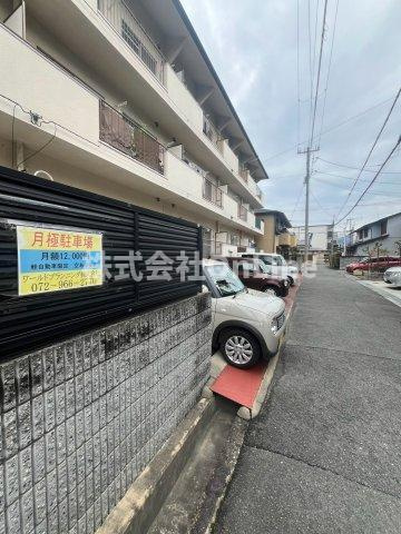 東大阪市鴻池本町の賃貸マンションの駐車場
