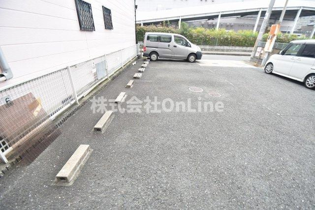 東大阪市西岩田１丁目の賃貸マンションの駐車場