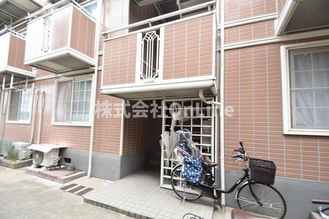 東大阪市西岩田１丁目の賃貸マンションのエントランス