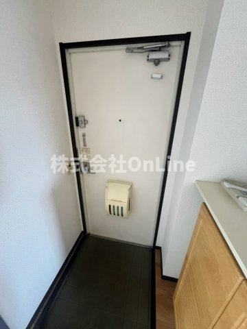 東大阪市西岩田１丁目の賃貸マンションの玄関