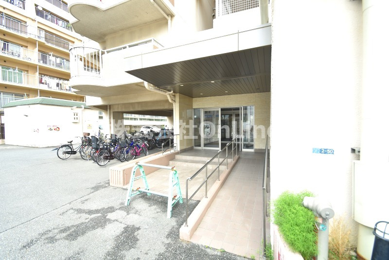 東大阪市友井５丁目の賃貸マンションのエントランス