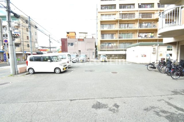 東大阪市友井５丁目の賃貸マンションの駐車場