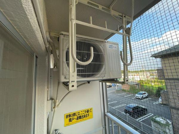 フレクション大分大在のその他|エアコンの室外機が設置されています。しっかりとした取り付けで安心です。周囲には網が設置されており安全面にも配慮されています。屋外の景色も見渡せる環境です。