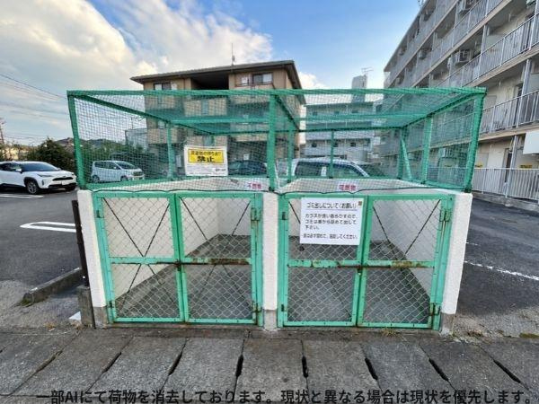 フレクション大分大在のその他共用部分|敷地内にゴミ置き場が設置されています。ネット付きでカラス対策がされています。居住者専用で使いやすい位置にあり、分別用の表示が分かりやすく安心して利用できます。