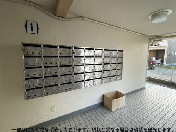 フレクション大分大在のその他|集合ポストが壁面に整然と設置されており郵便物の受け取りがスムーズに行えます。共用部は広々と確保されています。共用灯も設置されていて夜間も安心です。