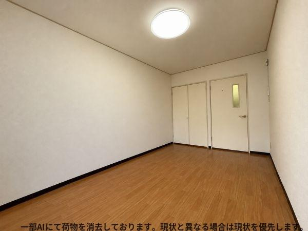フレクション大分大在の居間・リビング|シンプルな内装でさまざまなインテリアに合わせやすいリビングです。天井の照明が明るく空間全体をしっかり照らします。床は温かみのある色合いで落ち着いた印象を与えます。