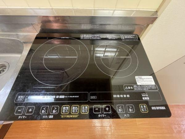 フレクション大分大在のキッチン|IHコンロを採用したキッチンです。お手入れのしやすいフラットなデザインで日々のお掃除も簡単です。タイマーや温度調整など多彩な機能が搭載されています。操作ボタンも見やすく扱いやすい仕様です。