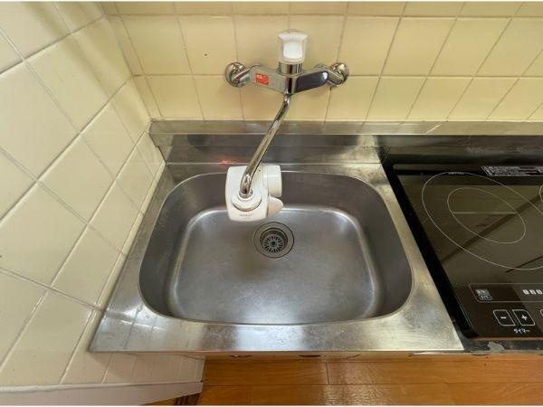 フレクション大分大在のキッチン|シンプルなデザインのキッチンシンクはお手入れがしやすく感じます。蛇口は使いやすいレバー式で水まわりの快適さが感じられます。IHコンロが隣接しており調理がしやすい配置です。
