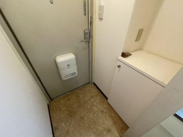 フレクション大分大在の玄関|明るい色合いの内装で圧迫感を抑えた玄関です。コンパクトにまとまった空間なので日常の出入りもスムーズです。玄関収納も備わっており利便性を感じられます。