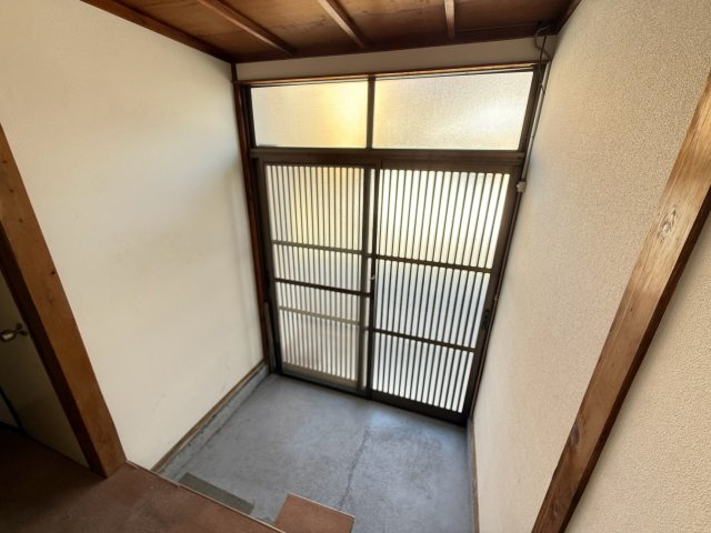 花園段ノ岡町貸家の玄関