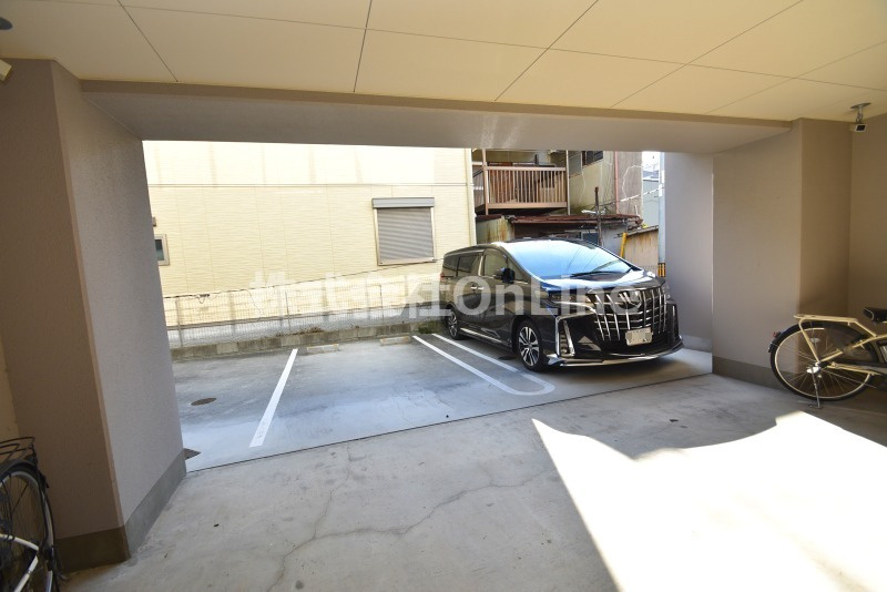 東大阪市荒川１丁目の賃貸マンションの駐車場