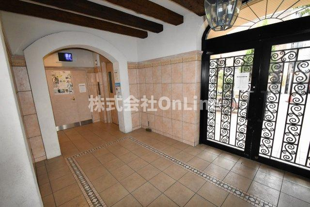 東大阪市森河内西２丁目の賃貸マンションのエントランス