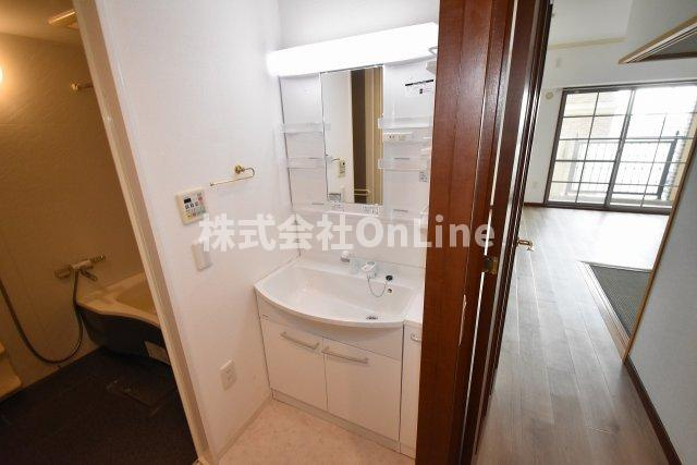 東大阪市森河内西２丁目の賃貸マンションの洗面所