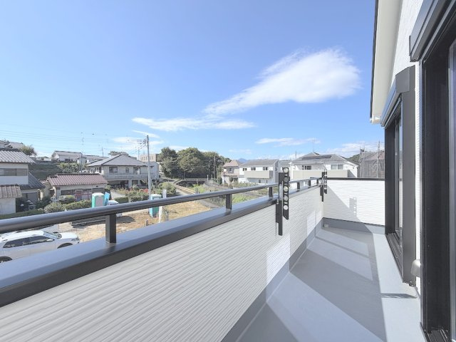 青梅師岡のバルコニー|広さにゆとりのある南向きの開放的なバルコニー。洗濯物をたっぷり干せます。
