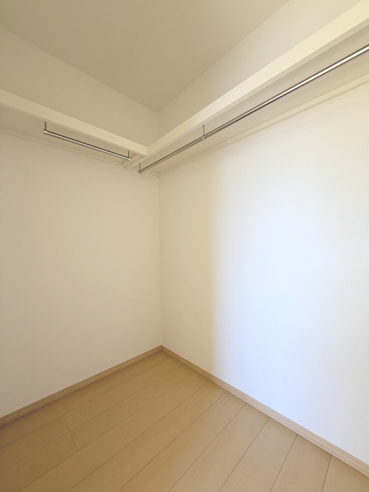 青梅師岡の収納|【WIC】洋服から大型荷物までしっかり収納できます。室内がすっきり片付き、毎朝の身支度もスムーズです。
