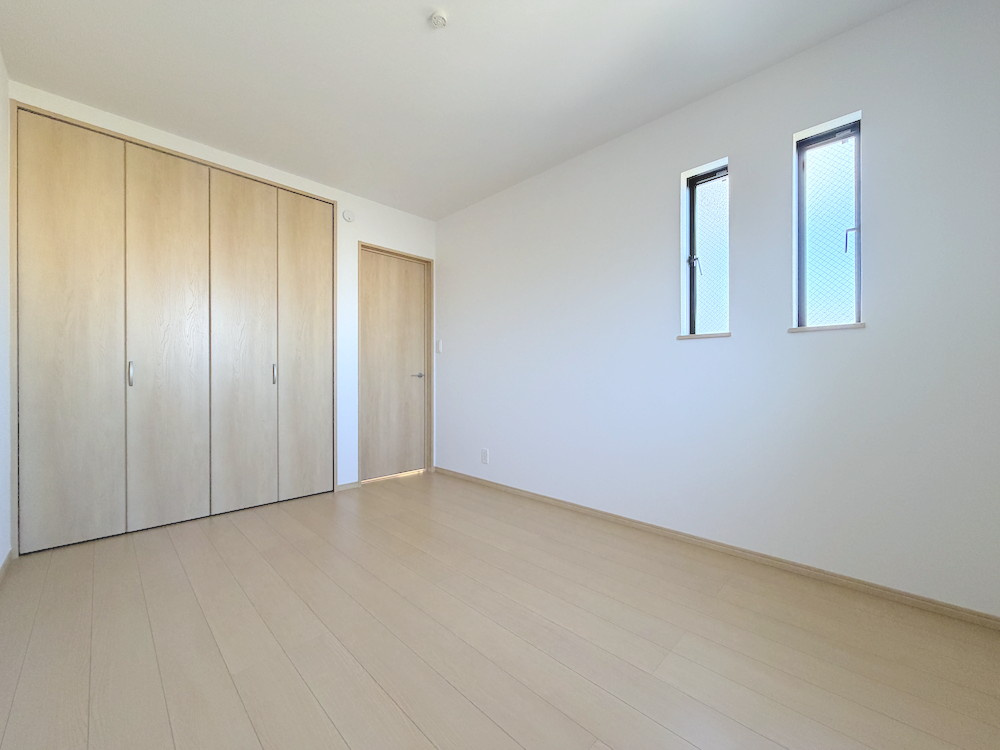 青梅師岡の洋室|【6帖】明るい日差しが差し込む清潔感のある居室。子供部屋や書斎など多目的に活用できます。
