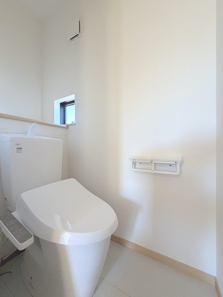 青梅師岡のトイレ|清潔感のある快適なトイレ空間。お手入れがしやすく、心地よい環境を保てます。
