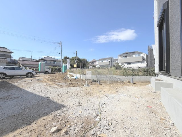 青梅師岡の駐車場|駐車場へ続く庭です。車を並列に2台置ける上、自由に使えるスペースもございます。