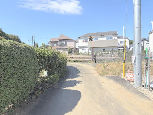 青梅師岡の前面道路含む現地写真|車どおりの少ない前面道路です。運転が苦手な方も安心して駐車できます。
