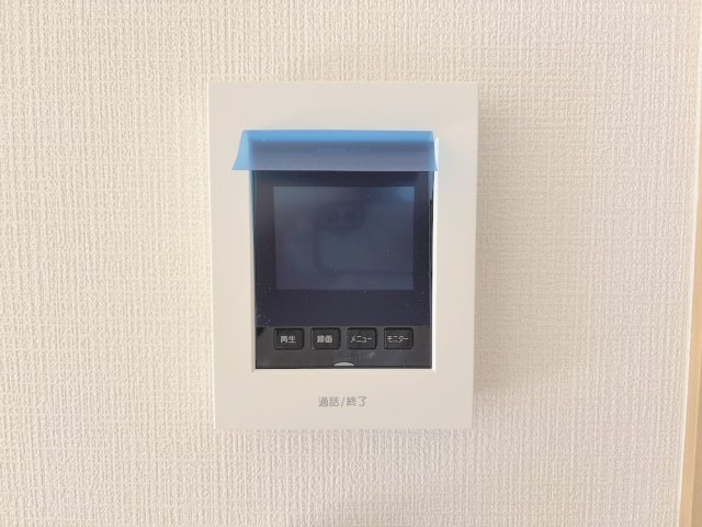 青梅師岡の防犯設備|来訪者の顔を室内から確認できるモニター付きインターホン。防犯面に配慮された設備です。
