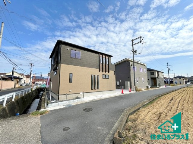 ●31(土)1(日)3(祝)現地説明会！　奈良市南新町　新築一戸建ての前面道路含む現地写真|周辺は閑静な住宅街！前面道路広々で車の出し入れも便利です。駐車が苦手な方でも安心して車庫入れできます！