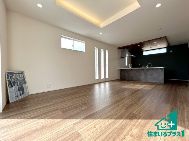 ●31(土)1(日)3(祝)現地説明会！　奈良市南新町　新築一戸建ての居間・リビング|シンプルなリビングは、観葉植物等のインテリアを楽しめますね！パパ好みにも、ママ好みにも家具次第で雰囲気を変えることができます！