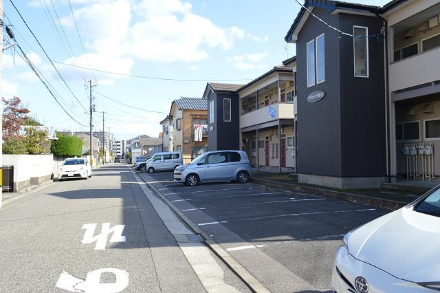 グランシャリオAの駐車場