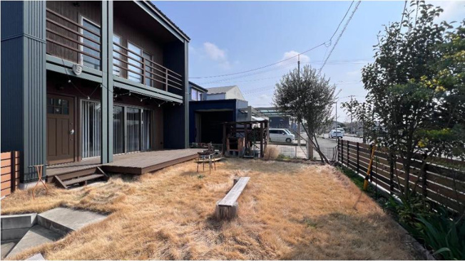 【庭】 | つくば市谷田部　中古戸建 | 芝生が広がるウッドデッキ付きの南庭。