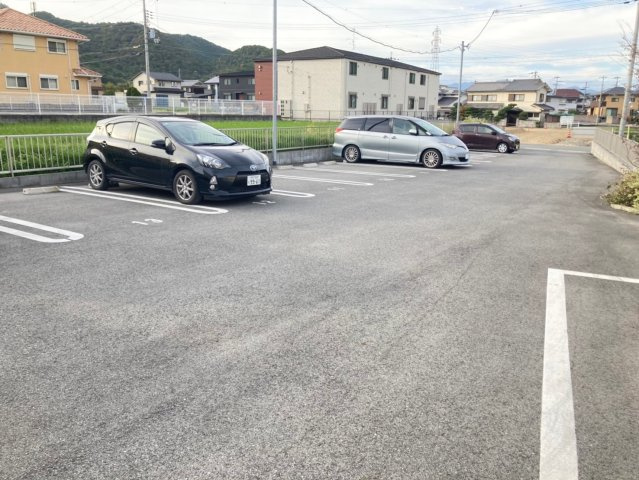 フェリシア小坂の駐車場
