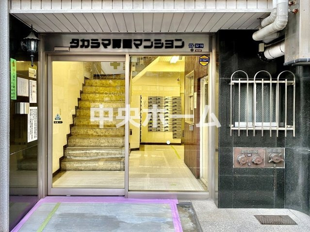 タカシマ両国マンションのエントランス|【エントランス】マンションのエントランスは、その物件の印象を決める、顔とも言える場所です。毎日通る場所ですからきれいなのが一番です。